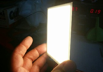 "OLED EarlyProduct" di meharris - English Wiki. Con licenza CC BY-SA 3.0 tramite Wikimedia Commons - https://commons.wikimedia.org/wiki/File:OLED_EarlyProduct.JPG#/media/File:OLED_EarlyProduct.JPG